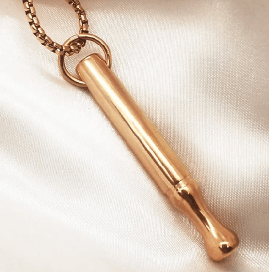 The Pause Kit pendant and anti-tangle chain for daily wear